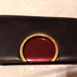 Black and marrón clutch